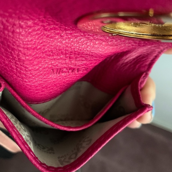 Michael Kors Large Credit Card Case In Fuchsia - Picture 3 of 5